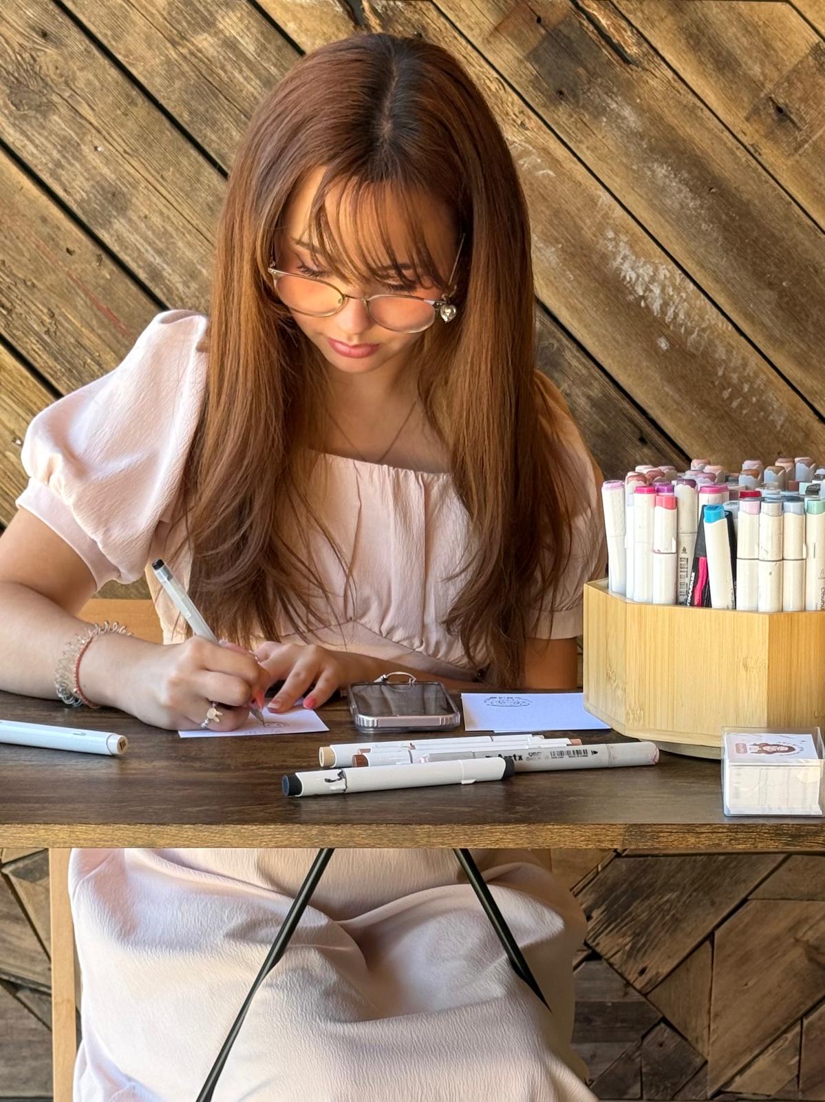 Emma Aspris drawing a live guest illustration